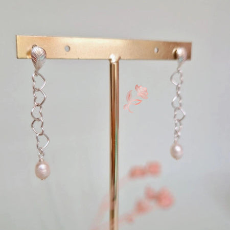 Pendientes largos de plata de ley con corazones entrelazados y perla cultivada de Pétalos de Plata.