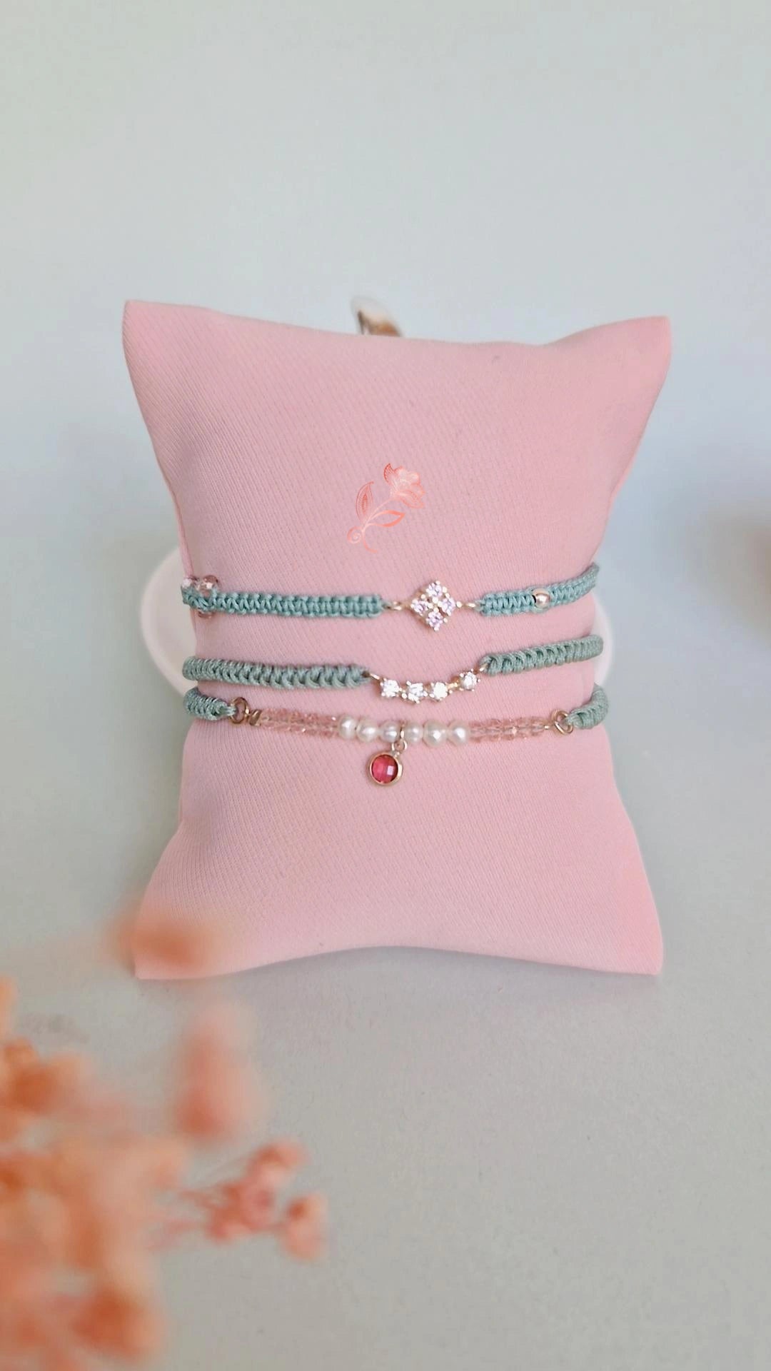 Pulsera de hilo macramé con circonita – Ajustable y hecha a mano