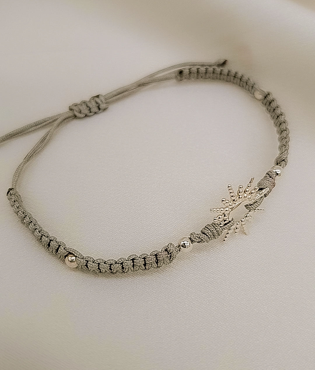 pulsera artesanal macramé gris con charm sol en plata ajustable
