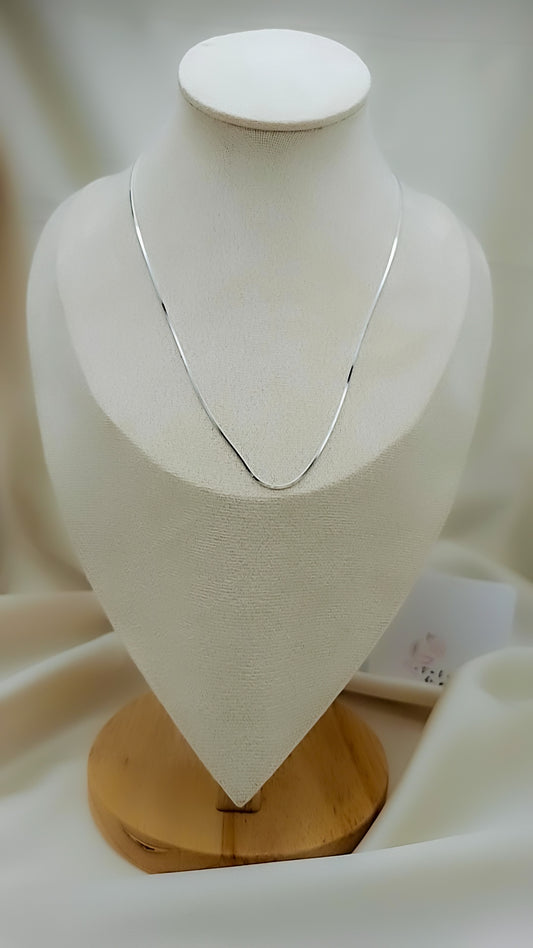 Collar de cadena en plata de ley 925 estilo minimalista, joya artesanal de Pétalos de Plata, ideal para uso diario o combinar con dijes personalizados.