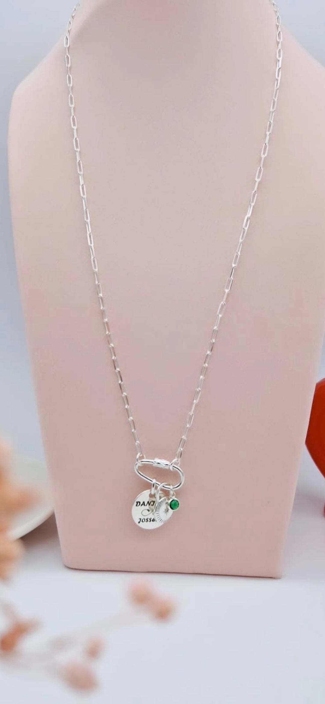 COLLAR DE PLATA PERSONALIZADO CON MEDALLA GRABADA Y DETALLES EN PIEDRA DE COLOR , JOYERIA ARTESANAL