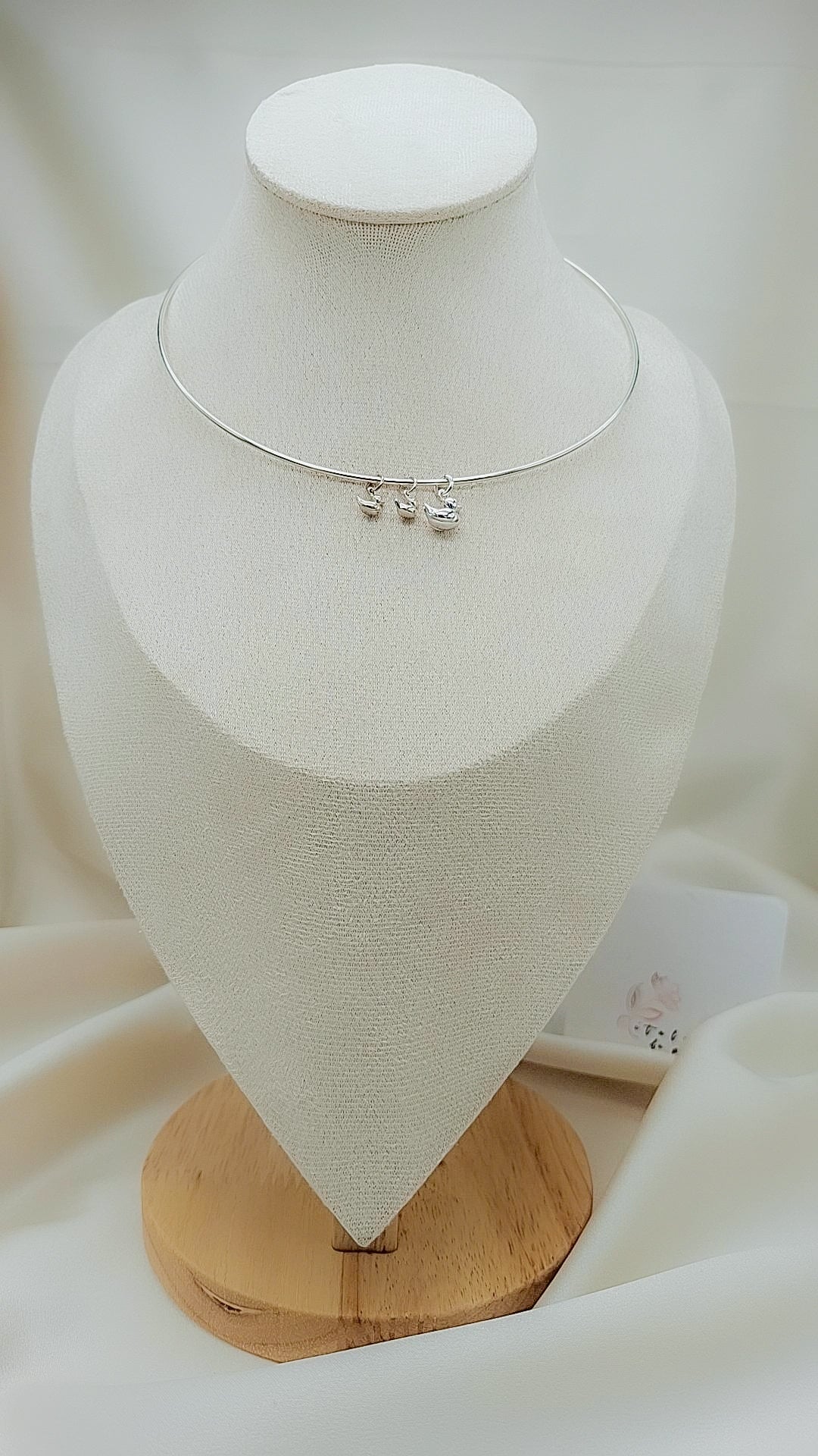 
Collar de plata con diseño de mamá patita y sus patitos, joya artesanal tierna y significativa de Pétalos de Plata.