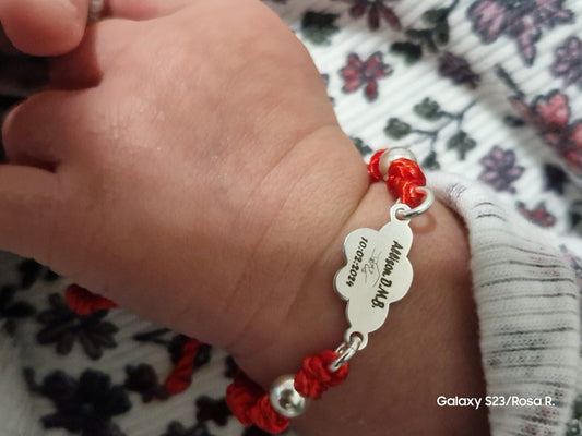 Pulsera artesanal con hilo rojo y cuentas plateadas, dije de plata grabado con nombre, joya personalizada de Pétalos de Plata.