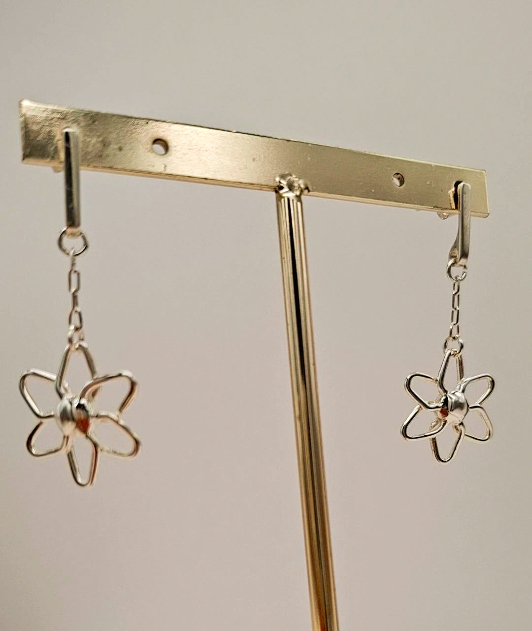 Sencillos, ligeros y con alma ✨
La flor que no se marchita, hecha en plata de ley y creada a mano para acompañarte cada día 🤍
Disponible en Pétalos de Plata.