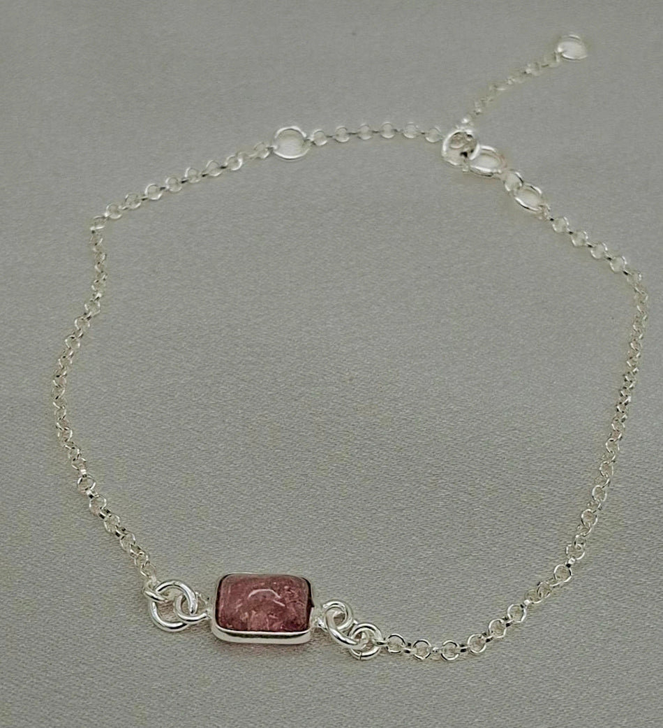 La Pulsera “Rosa de Luz” es una creación artesanal de Pétalos de Plata, diseñada para reflejar la serenidad y la dulzura que habitan en cada mujer