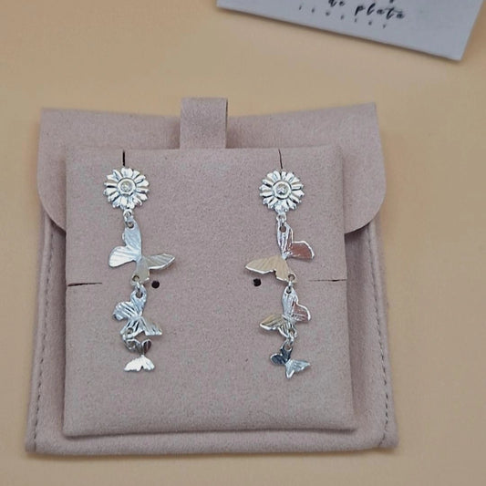 Pendientes alas de sol plata de ley, tres pequeñas mariposas danzan con cada movimiento, suspendida con ligereza desde unos topitos en forma de girasol