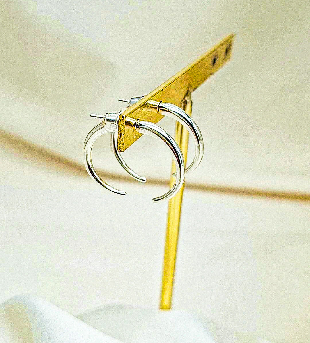 pétalos de plata, pendientes doble aros.