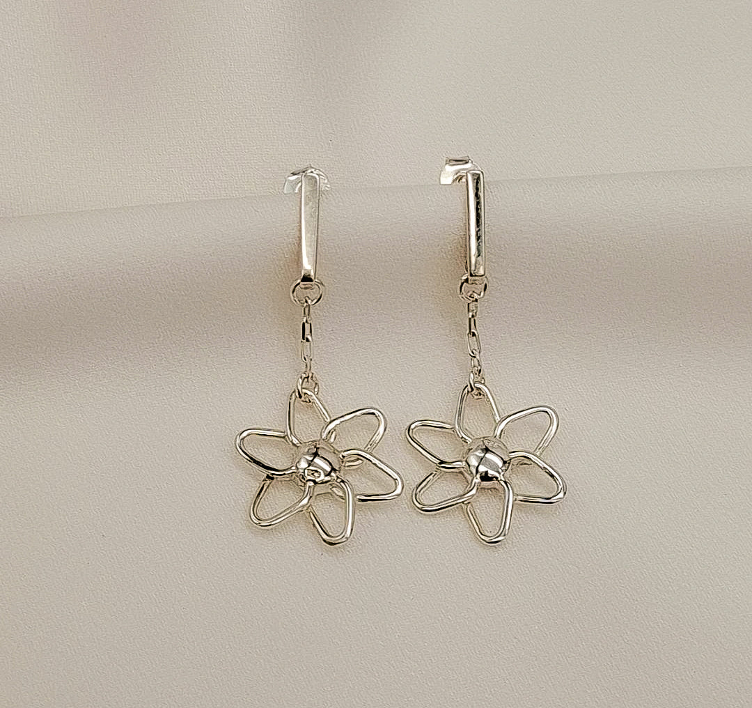 Sencillos, ligeros y con alma ✨
La flor que no se marchita, hecha en plata de ley y creada a mano para acompañarte cada día 🤍
Disponible en Pétalos de Plata.