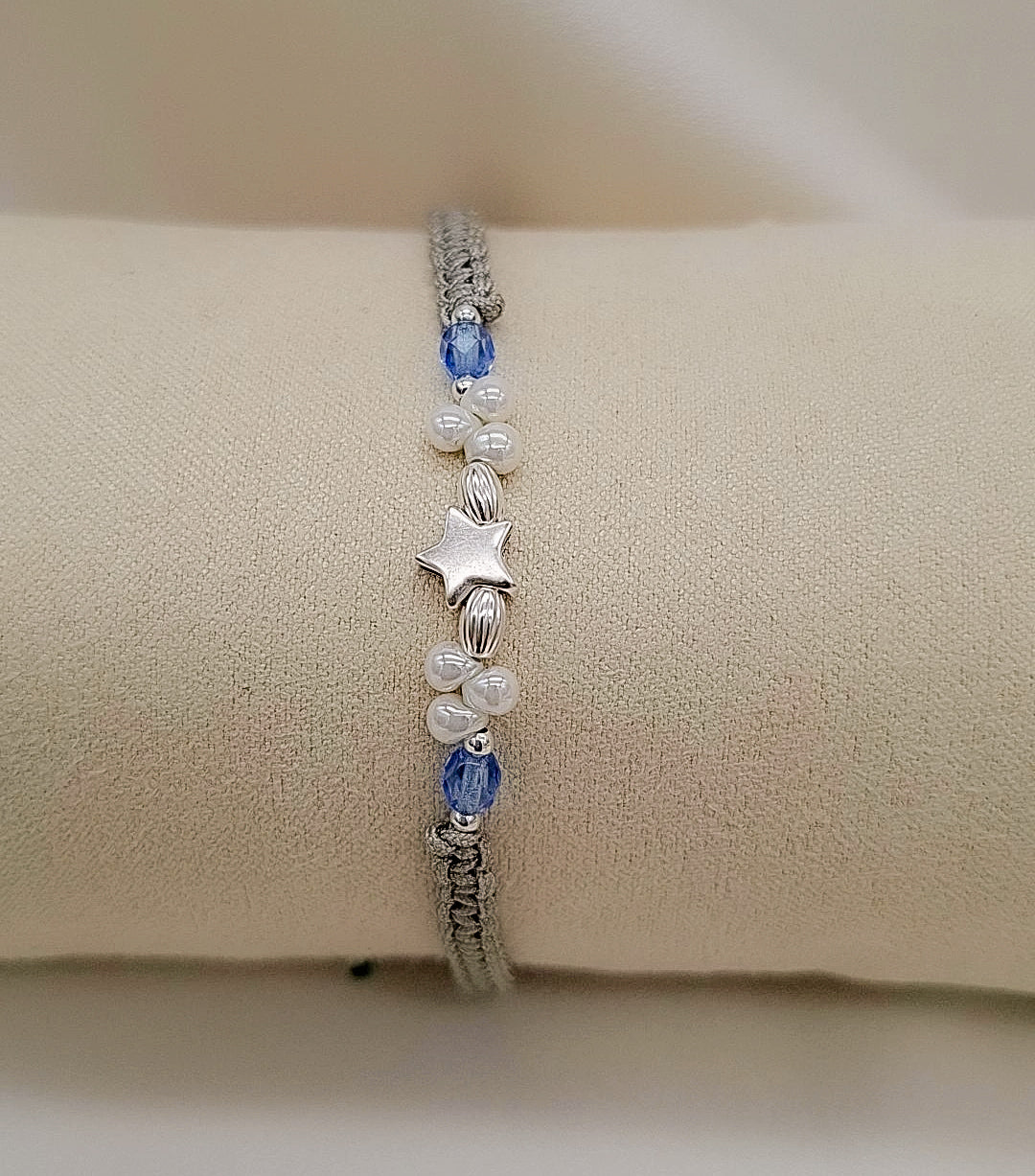 Pulsera artesanal macramé gris con estrella de plata y cuentas azules ajustable