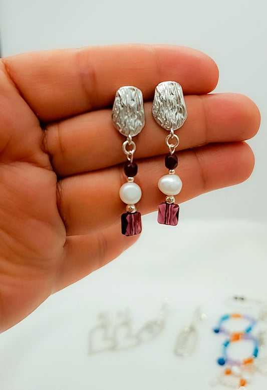 Pendientes artesanales de plata de ley con granate natural y perla cultivada. Elegantes, femeninos y con un diseño único hecho a mano.